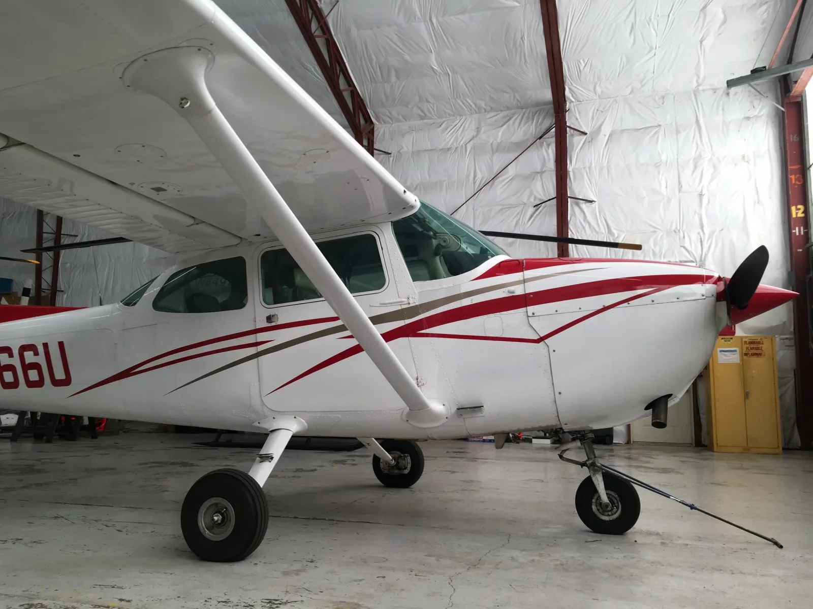Cessna 172 side view